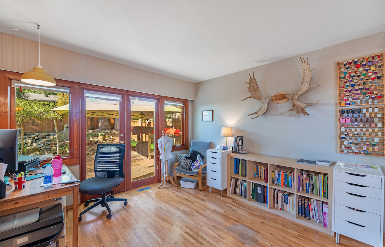 COZY FAMILY HOME IN THE HEART OF AMBLESIDE- 1488 Palmerston Avenue, West Vancouver
